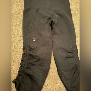 The Lululemon In The Flow Crop II in Heathered Deep Black